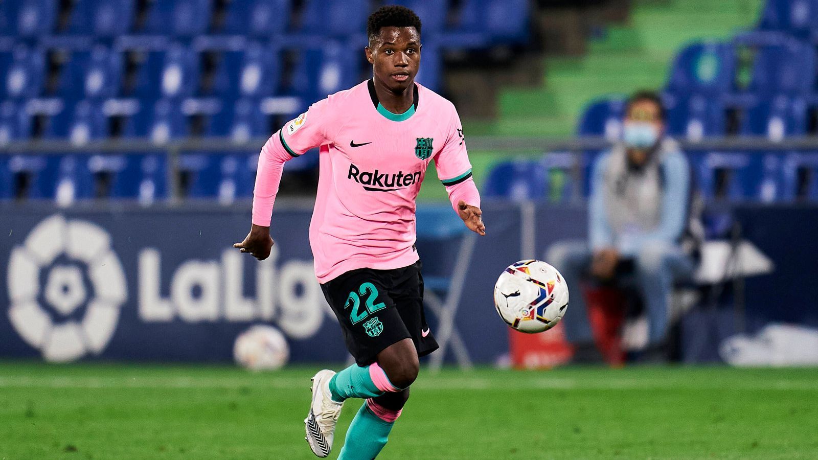 
                <strong>Ansu Fati (FC Barcelona, 17 Jahre)</strong><br>
                Der Linksaußen ist das vielleicht größte Talent im Weltfußball. Im ersten Gruppenspiel gegen Ferencvaros Budapest war Ansu Fati mit einem Tor und einer Vorlage kaum zu stoppen. Der viermalige spanische Nationalspieler gilt als Wunderkind und potenzieller Nachfolger von Lionel Messi. Auch im Ligabetrieb ist er längst ein Schlüsselspieler. Nach fünf Spieltagen steht er bei vier Toren und einer Vorlage.
              