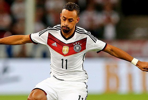 
                <strong>Karim Bellarabi</strong><br>
                Zeigt sich quirlig und bemüht, ohne die entscheidenden Impulse zu geben. Immerhin schafft es der Leverkusener vor der Pause, einige gefährliche Aktionen heraufzubeschwören. Steigert sich zwar nicht so wie seine Kollegen, macht aber das 4:0. ran-Note: 3
              