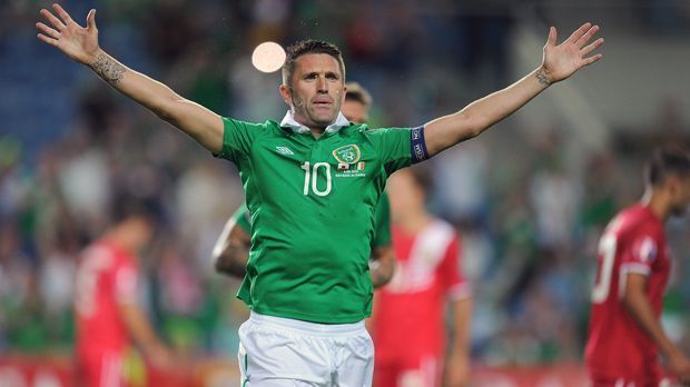
                <strong>Irland - Robbie Keane</strong><br>
                Irland - Robbie Keane: Der irische Rekordtorjäger hatte in den letzten Jahren immer einen etwas weiteren Anreiseweg, dennoch nahm der Routinier, der bei LA Galaxy in der MLS spielt, dies gerne auf sich - und wurde mit der erfolgreichen Qualifikation belohnt. Doch blöderweise hat sich der 35-Jährige gerade jetzt eine Wadenverletzung zugezogen, weshalb Keanes EM-Einsatz gefährdet ist. Fällt er aus, würde wohl Verteidiger John O'Shea die Kapitänsbinde übernehmen.
              