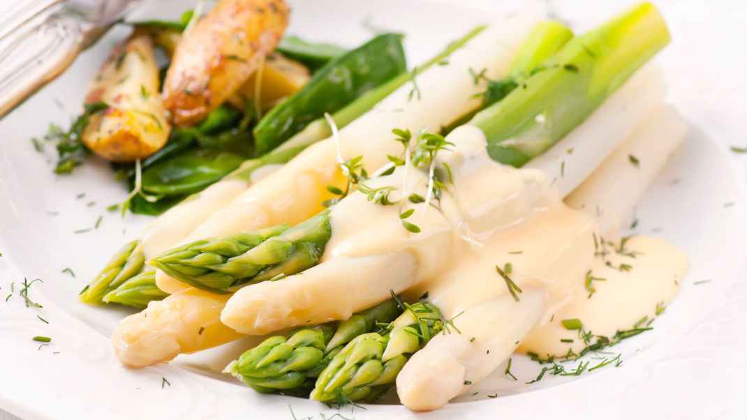 Ein Klassiker in Grün-Weiß: Spargel mit Sauce Hollandaise hat viele Fans.