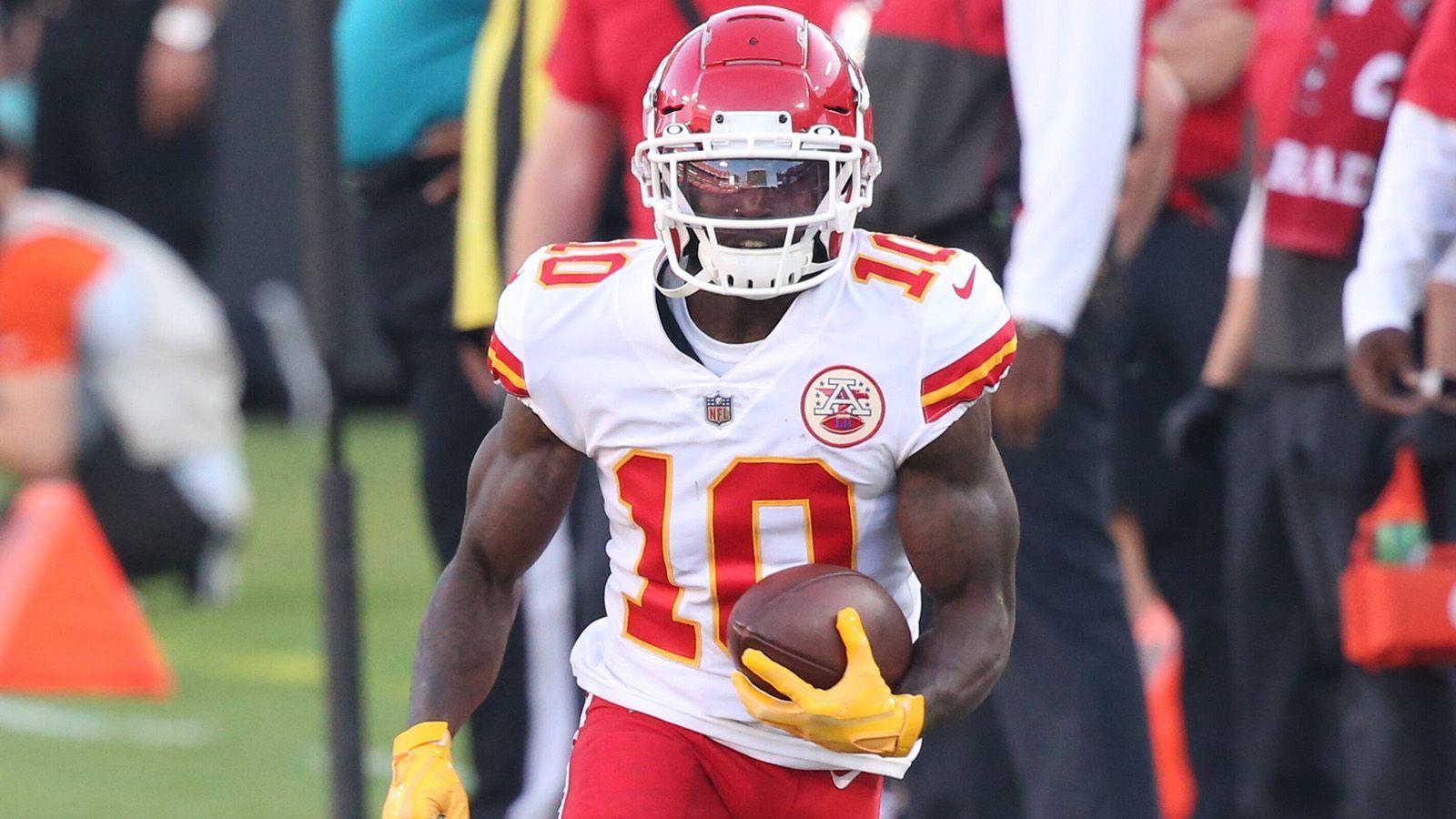 
                <strong>4. Platz: Tyreek Hill</strong><br>
                &#x2022; Team: Kansas City Chiefs -<br>&#x2022; Quote: +1.200 (bei einem Einsatz von 100 US-Dollar gewinnt man 1.300 US-Dollar) -<br>&#x2022; Receiving Yards 2020: 1.276 (8. Platz)<br>
              