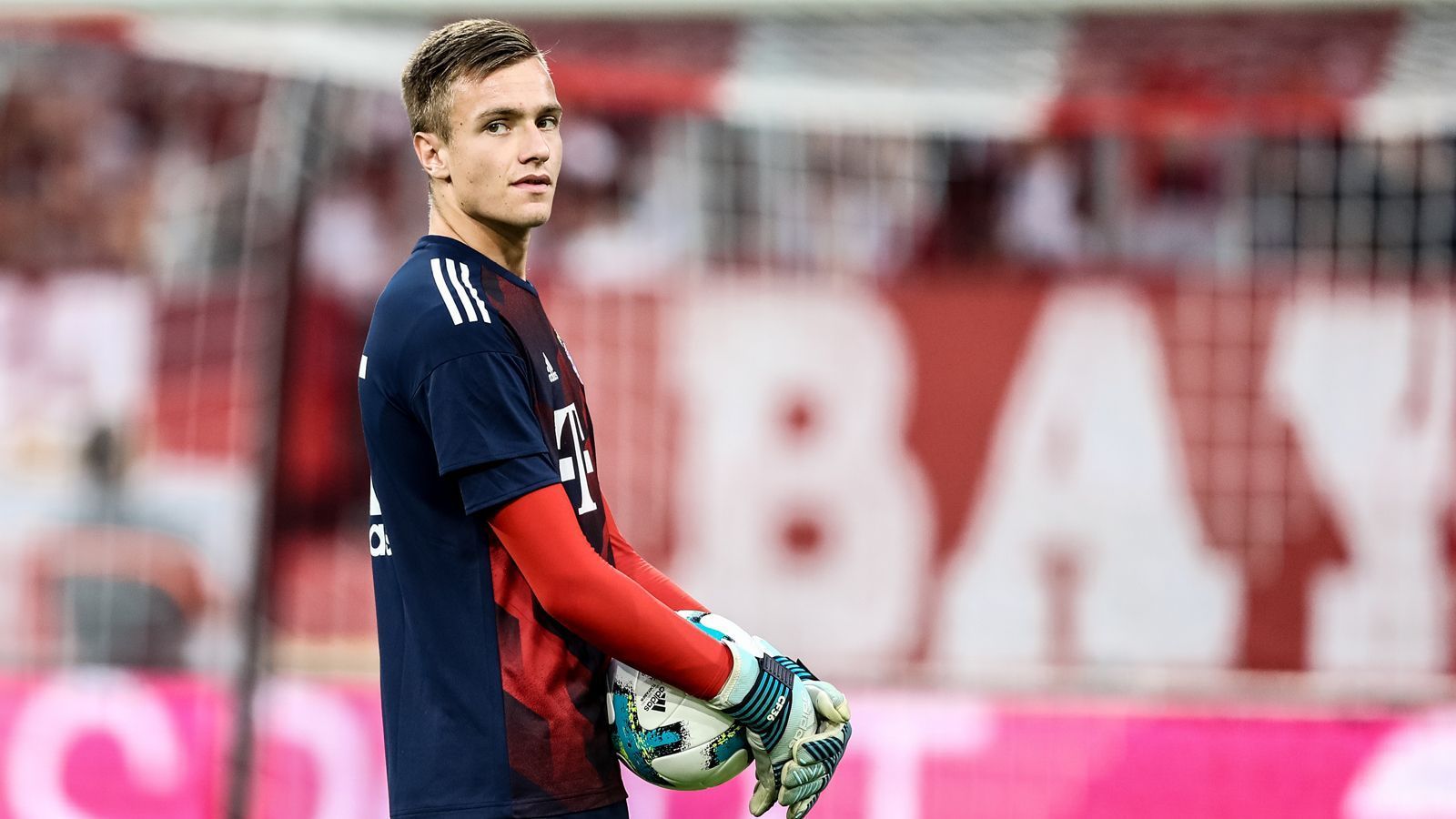 
                <strong>Christian Früchtl</strong><br>
                Auch Nachwuchstorwart Christian Früchtl gehört der kleinen Trainingsgruppe zum Vorbereitungsstart des FC Bayern an. Die Nationaltorhüter Manuel Neuer und Sven Ulreich weilen derzeit noch im Urlaub.
              