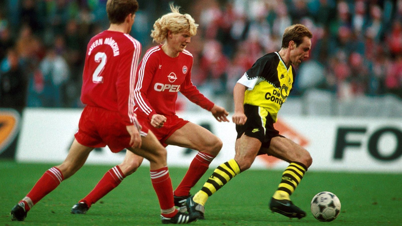 
                <strong>Michael Rummenigge, Deutscher Meister</strong><br>
                Bundesliga-Spiele/-Tore: 157/36 für Dortmund, 152/44 für die Bayern. Der jüngere Bruder des Bayern Bosses (im Bild re.) debütiert 1982 als 18-Jähriger bei den Bayern, mit denen er drei Meisterschaften und zwei Pokalsiege einfährt. 1988 wechselt er nach Dortmund, wo er auf Anhieb Pokalsieger wird und fünf Jahre bleibt.
              