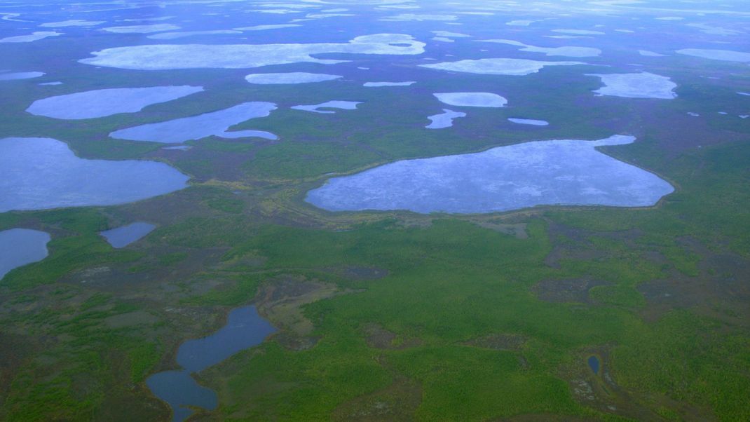 Auf Grund der Klimaerwärmung taut immer mehr Permafrostboden, wie hier außerhalb der Stadt Chersky im Nordosten Sibiriens, auf.