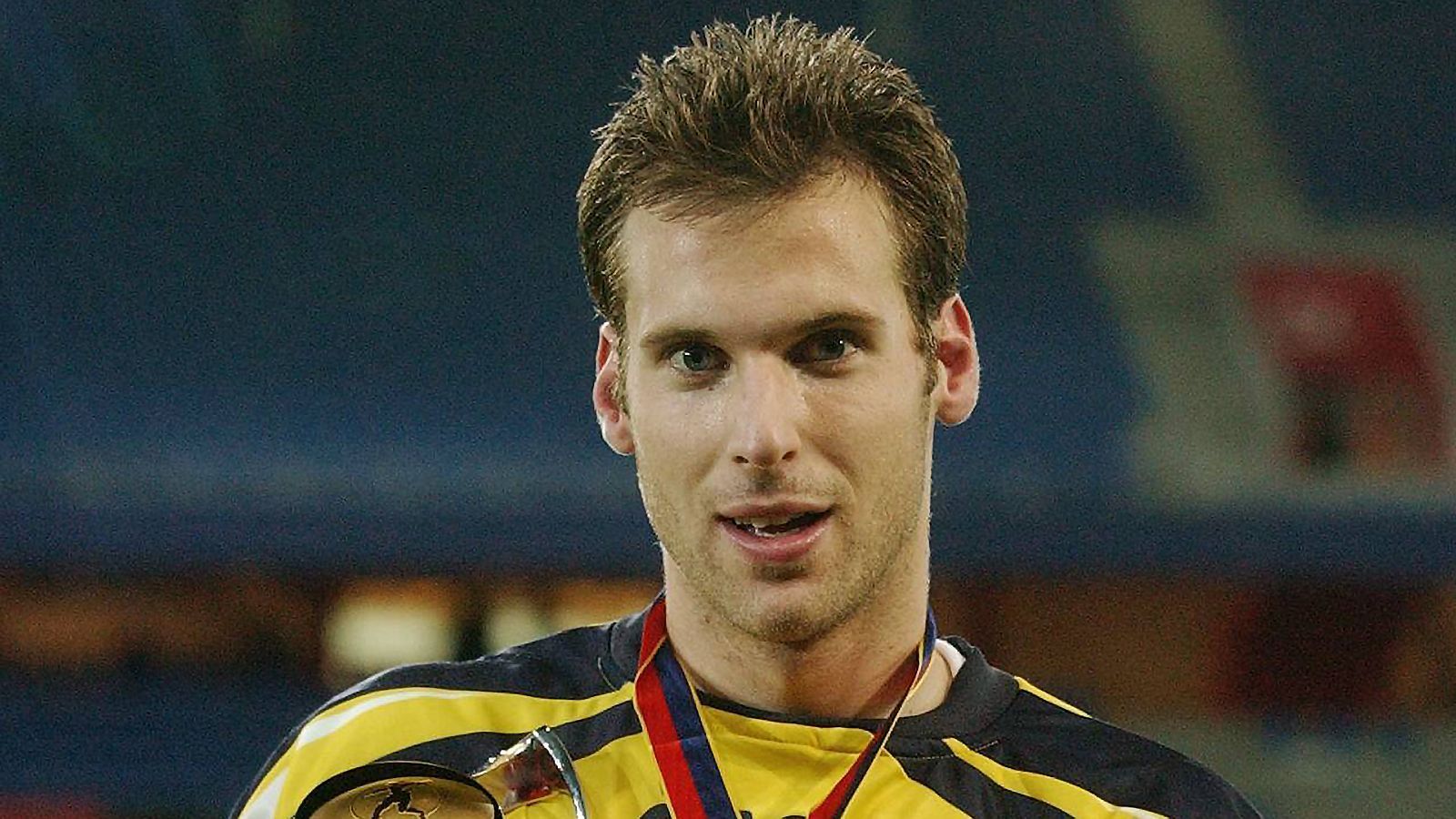 
                <strong>2002 - Petr Cech (Tschechien)</strong><br>
                "Sie hatten einen großartigen Torhüter. Er war nicht nur körperlich groß, sondern er hat auch groß gespielt. Das hat den Unterschied ausgemacht", sagte Frankreichs Trainer Raymond Domenech nach der Final-Niederlage seiner Mannschaft gegen Tschechien. Gemeint war Petr Cech, der im Endspiel zwei Elfmeter parierte und seinen Landsleuten den Weg zum U21-EM-Titel ebnete - und sich selbst jenen zur Weltkarriere. Denn direkt nach dem Finale wechselte er zu Stade Rennes, wo er zu einem Topmann reifte und zwei Jahre später zum FC Chelsea weiterwanderte. Mit den "Blues" gewann er unter anderem die Champions League gegen Bayern. Er untermauerte im Endspiel von München einmal mehr seine Stärke beim Parieren von Elfmetern. Heute arbeitet der 38-Jährige im Management seines Ex-Klubs Chelsea und sprang zuletzt immer wieder im Training ein, weil es bei den Londonern einen Torhüter-Engpass gab.
              