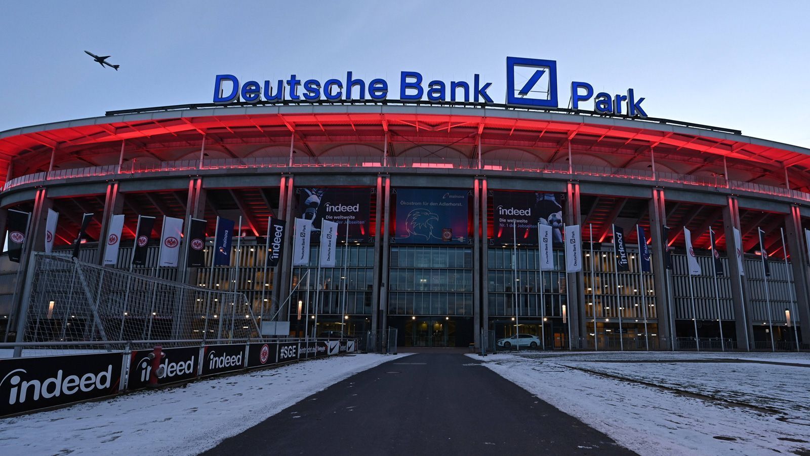 <strong>Deutsche Bank Park in Frankfurt</strong><br>Die NFL-Spiele in Deutschland 2023 finden in Frankfurt statt. Am 5. November treffen die Dolphins auf die Chiefs, eine Woche später die Colts auf die Patriots. Nicht ausgeschlossen, dass der Deutsche Bank Park 2024 erneut Austragungsort wird. Schließlich ist die Arena im "Herzen von Europa" gelegen und überall aus Deutschland und dem benachbarten Ausland gut zu erreichen.
