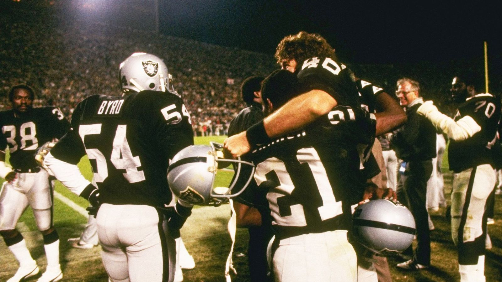 <strong>Las Vegas Raiders: drei Siege</strong><br>
                Drei Titel feierten die Raiders bereits. Allerdings sind alle Erfolge schon etwas länger her: 1976, 1981 und 1984 gewannen die Raiders den Super Bowl. In den Jahren 1976 und 1981 gelangen die Titelgewinne noch als Oakland Raiders, 1984 nach einem zwischenzeitlichen Umzug folgte Nummer drei als Los Angeles Raiders.
