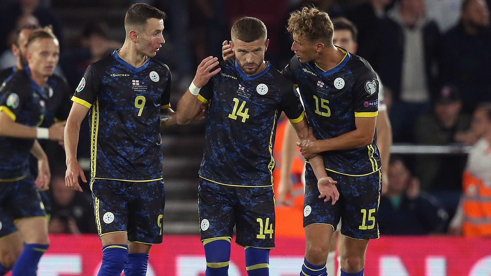 
                <strong>Kosovo (Platz 3 in Gruppe A mit acht Punkten)</strong><br>
                Im Jahr 2008 hat sich der Kosovo für unabhängig erklärt und von Serbien abgespalten. Und die Fußballer der jungen Nation sind derzeit drauf und dran, sich für die EM 2020 zu qualifizieren. Mit einem 2:1-Sieg im direkten Duell gegen Tschechien (neun Punkte) blieben die Kosovaren mit nun acht Punkten dran an Platz 2 und einer damit verbundenen, direkten Qualifikation für die Endrunde 2020. Nach zwei Unentschieden und zwei Siegen setzte es zwar am zweiten September-Spieltag eine 3:5-Niederlage in England, doch auch dabei zeigte die junge kosovarische Mannschaft (nur drei Spieler im Kader sind älter als 29 Jahre) ihr Herz. Obwohl die Gäste zur Pause schon mit 1:5 zurücklagen, kamen sie nach dem Seitenwechsel innerhalb von zehn Minuten zu zwei weiteren Toren. Am 14. November könnte es in Tschechien zum entscheidenden Spiel um Platz 2 kommen. Davor spielt der Kosovo aber noch zuhause gegen Montenegro.
              