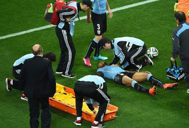 
                <strong>Hart, härter, Alvaro Pereira</strong><br>
                Als die Betreuer auf den Rasen kamen, kam auch Pereira langsam wieder zu sich. Er war zuvor einige Sekunden vollkommen weggetreten.
              