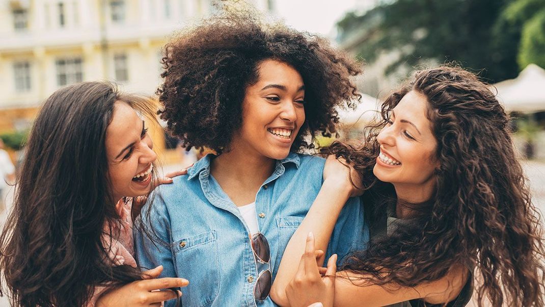 Glatte, sanfte und wilde Krausehaare – wir haben die Fakten rund um das Thema Locken für euch in unserem Beauty-Artikel zusammengestellt und berichten über verschiedene Haar-Typen.