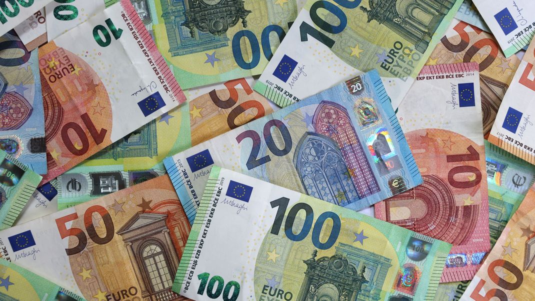 Bayern, Kaufbeuren: Verschiedene Euro-Banknoten liegen auf einem Tisch. Bei den Krankenkassen sind die Ausgaben laut GKV-Spitzenverband deutlich höher als die Einnahmen. 