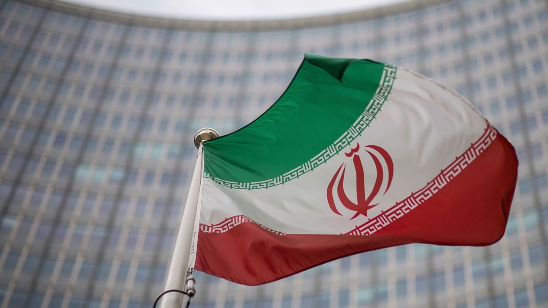 Eine iranische Nationalflagge weht vor dem Gebäude der Internationalen Atomenergiebehörde (IAEA). 