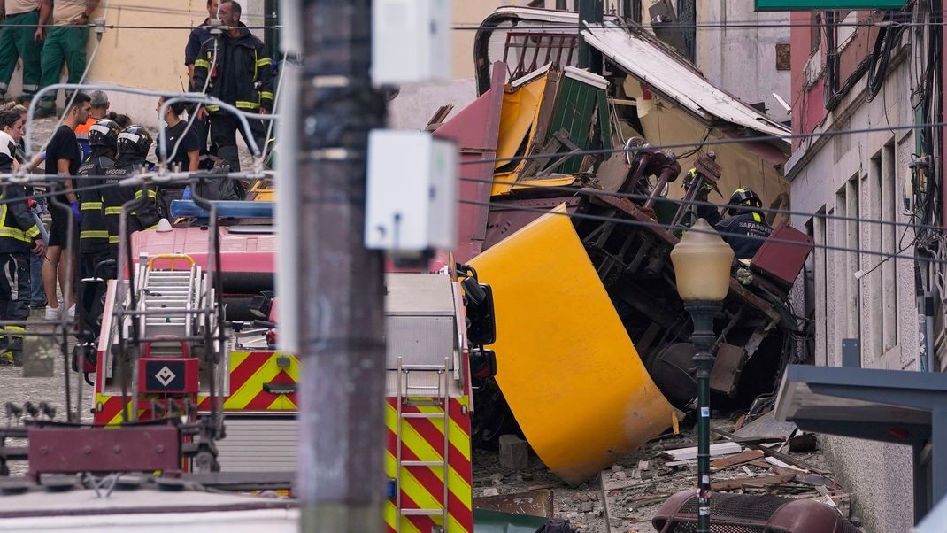 Tragisches Unglück in Portugal: Bei einem Unfall mit einer Standseilbahn kommen mindestens 15 Menschen ums Leben.