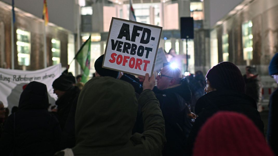 Nach den kürzlichen Enthüllungen über das rechte Geheimtreffen von Potsdam wird auf Demonstration ein Partei-Verbot der AfD gefordert.