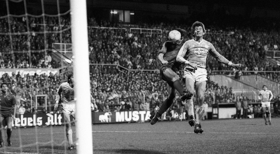 
                <strong>Bayer Uerdingen - Barca</strong><br>
                Bayer Uerdingen, Pokalsieger des Jahres 1985, überraschte im Europapokal der Pokalsieger. Erst im Halbfinale kam 1986 mit zwei 0:2-Niederlagen das Aus gegen den FC Barcelona (im Bild trifft Barca-Stürmer Mark Hughes im Zweikampf mit Atli Edvaldsson). Im Viertelfinale hatte Bayer 05 die vielleicht größte Aufholjagd einer deutschen Mannschaft in Europa hingelegt. Nach einem 0:2 im Hinspiel bei Dynamo Dresden lagen die Krefelder im Rückspiel zur Pause mit 1:3 hinten. Macht insgesamt ein 1:5. Doch dann schoss Uerdingen die Sachsen noch ab und siegte am Ende unfassbar mit 7:3.
              