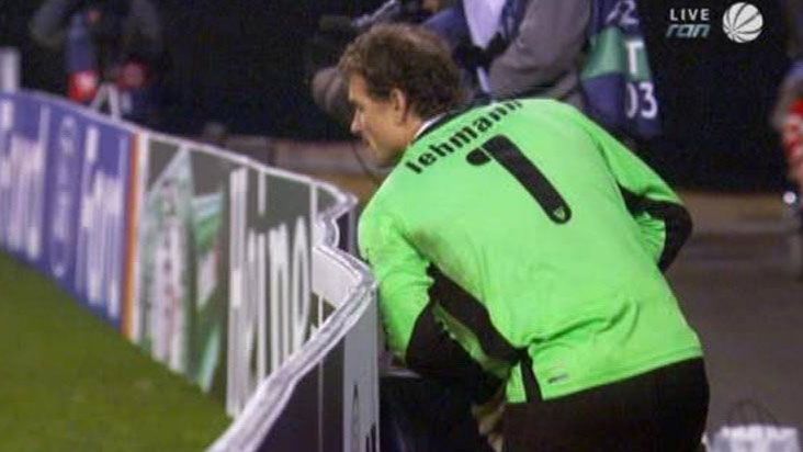 
                <strong>Lehmann erleichtert sich hinter der Bande</strong><br>
                18. Februar 2009: Im letzten Gruppenspiel der Champions-League-Gruppenphase gegen Unirea Urziceni (Rumänien) klettert Lehmann hinter die Werbebande um sich offenbar zu erleichtern. Hat er nun oder hat er nicht? Sein Kommentar damals: "Ich habe einen Tiefschutz aus Plastik. Und da stimmte etwas nicht. Danach konnte ich mich definitiv leichter bewegen." 
              