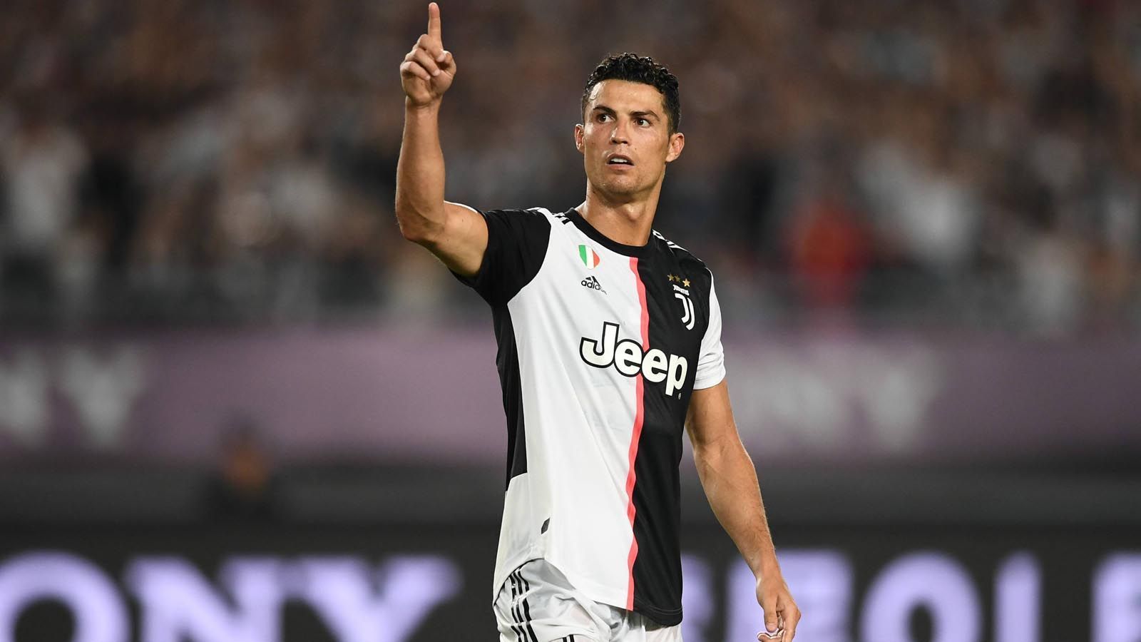 
                <strong>Cristiano Ronaldo (Juventus Turin)</strong><br>
                Cristiano Ronaldo war Topscorer bei Juventus Turin und damit ein wichtiger Bestandteil der erneut gewonnenen Meisterschaft. Der Stürmer wurde als wertvollster Spieler der Serie A ausgezeichnet und konnte als Kapitän der portugiesischen Nationalmannschaft die UEFA Nations League gewinnen. 
              