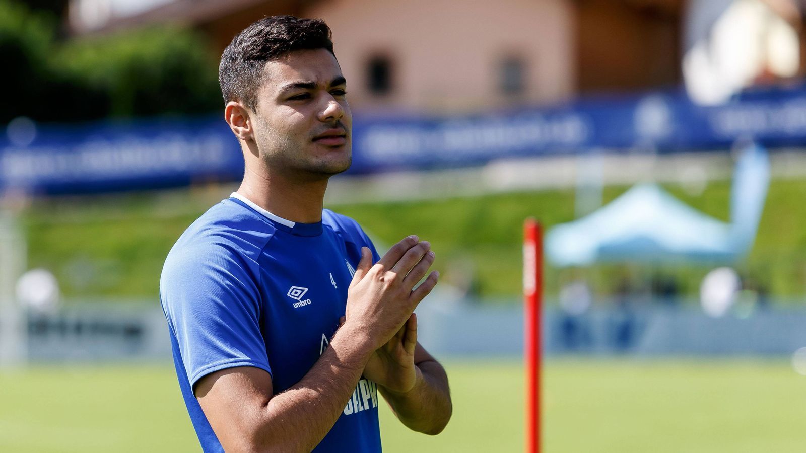 
                <strong>Ozan Kabak (Schalke 04)</strong><br>
                Auch der Einsatz von Ozan Kabak zum Bundesliga-Auftakt ist noch fraglich. Der Neuzugang verletzte sich gleich in seiner zweiten Trainingseinheit auf Schalke. In einem Zweikampf hatte sich der Abwehrspieler eine Knochenreizung zugezogen, die ihn mehrere Wochen außer Gefecht setzte. Mittlerweile befindet sich der Ex-Stuttgarter wieder im Lauf- und Individualtraining, ein Einsatz im DFB-Pokal kam für ihn aber noch zu früh.
              