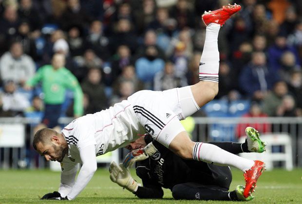 
                <strong>Real Madrid vs. FC Sevilla: Fußbruch und ausgeknockter Keeper</strong><br>
                Beide krachen zu Boden. Benzema kann seinen Aufprall noch selbstständig abfangen, während Beto hilflos auf den Rasen kracht.
              