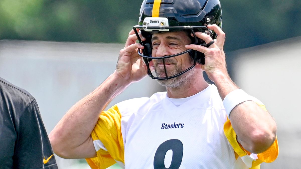 Newly signed Quarterback for the Pittsburgh Steelers Aaron Rodgers (8) dons a Steelers helmet and works out at the Steelers Mini Camp on June 10, 2025 in Pittsburgh. PUBLICATIONxINxGERxSUIxAUTxHUNx...