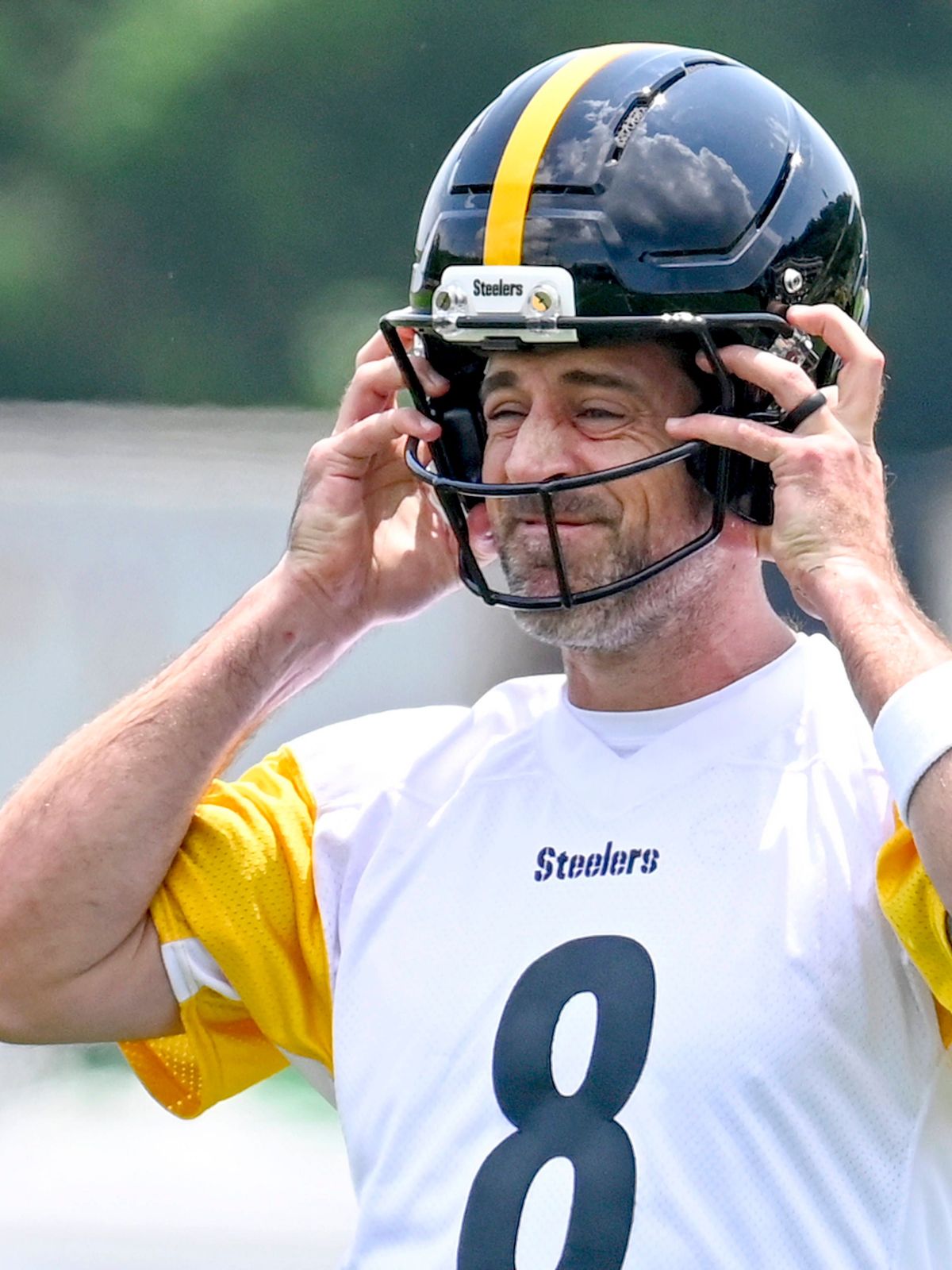 Newly signed Quarterback for the Pittsburgh Steelers Aaron Rodgers (8) dons a Steelers helmet and works out at the Steelers Mini Camp on June 10, 2025 in Pittsburgh. PUBLICATIONxINxGERxSUIxAUTxHUNx...