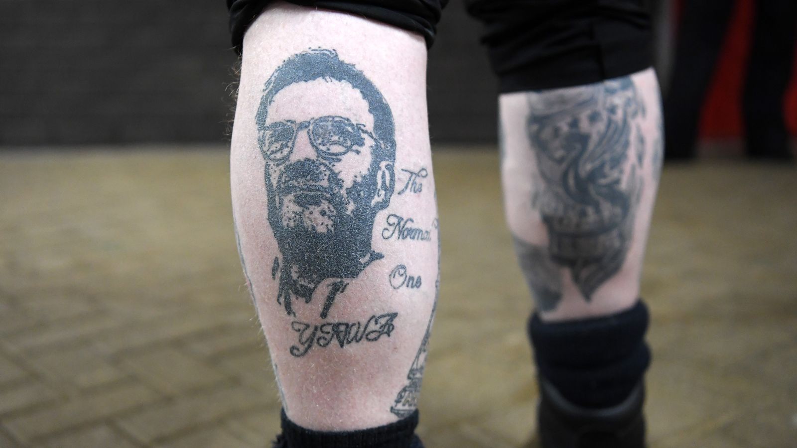 
                <strong>Platz 4: FC Liverpool</strong><br>
                Auf einer Wade Jürgen Klopp, auf der anderen das Logo des FC Liverpool. Macht nicht nur Sinn, sondern sieht auch schick aus. 1116 Liverpool-Tattoos wurden bei der Auswertung gefunden.
              