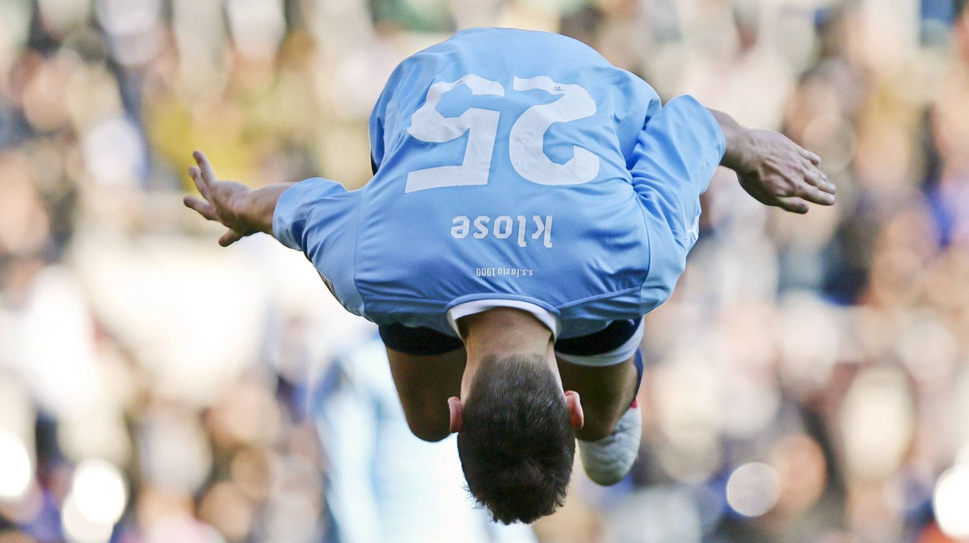 
                <strong>Miroslav Klose (Lazio Rom)</strong><br>
                Auch der Salto ist nicht unbedingt jedermanns Sache. Bei Miroslav Klose funktioniert die Turneinlage aber auch im hohen Fußballer-Alter noch einwandfrei.
              