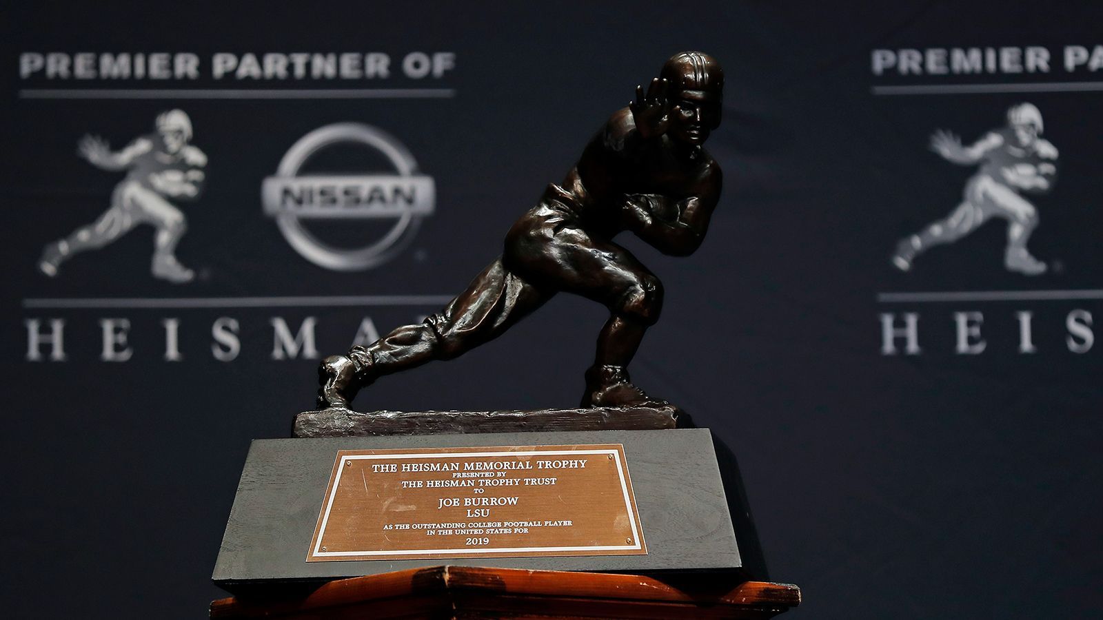 
                <strong>Wer schnappt sich die Heisman Triophy?</strong><br>
                Am Dienstag vergibt die NCAA in einer Online-Zeremonie die Heisman Trophy und kürt damit den besten Spieler im College Football im Jahr 2020. Wer tritt die Nachfolge des letztjährigen Gewinners Joe Burrow an? ran.de zeigt euch die vier Finalisten!
              