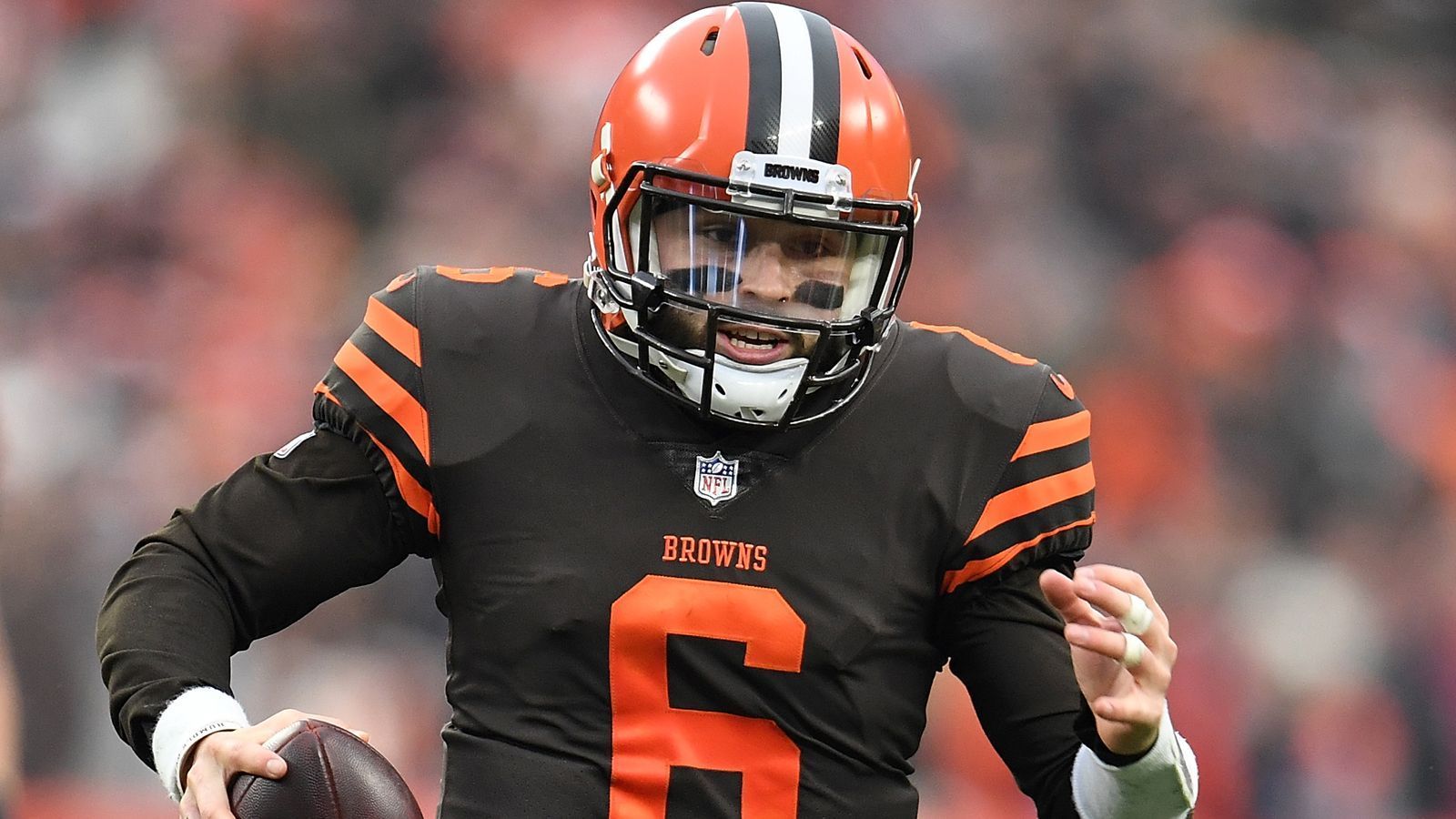 
                <strong>Baker Mayfield (Cleveland Browns, 2018)</strong><br>
                Mayfield war 2018 der Nummer-eins-Pick der Browns, der erklärte Mann der Zukunft. Er übernahm in Week 4, nachdem sich Tyrod Taylor verletzt hatte. Ist nach einer starken Rookie-Saison der unumstrittene Starter.
              