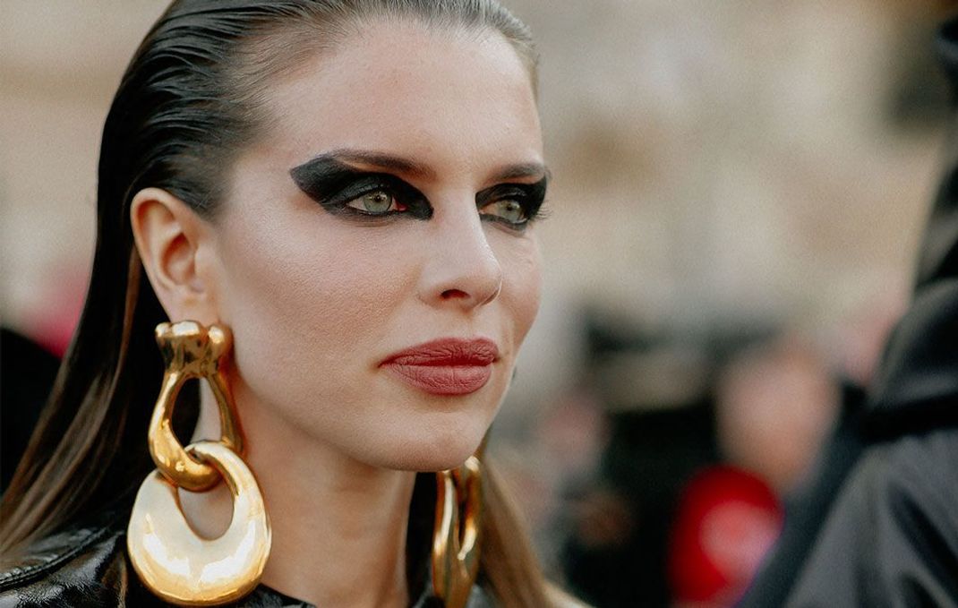 Schauspiel-Schönheit Julia Fox trägt dick auf – wir lieben ihren Eyeliner im Black Swan Look auf der Haute Couture Show von Schiaparelli Anfang des Jahres in Paris.