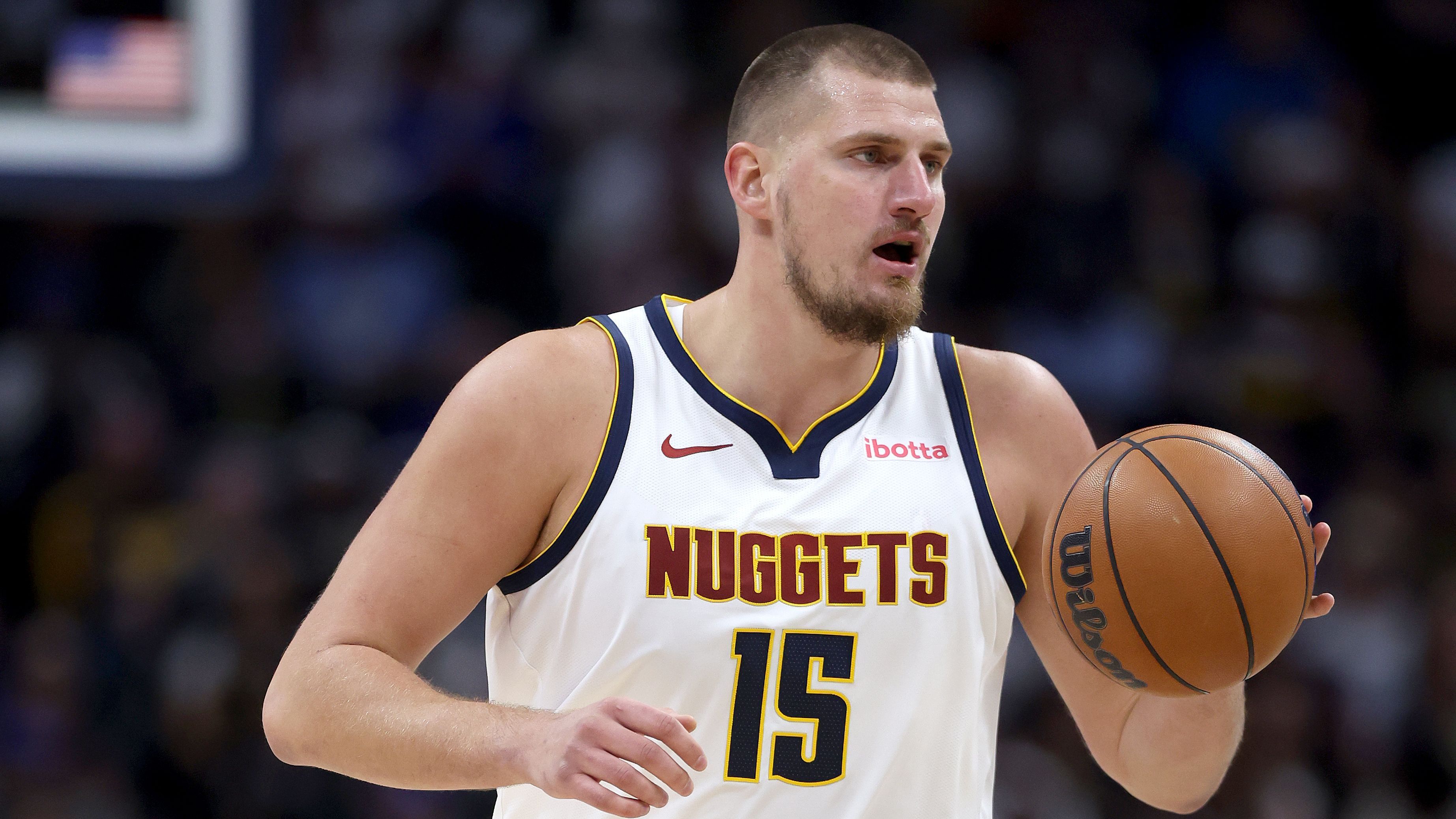 <strong>Spieler mit den meisten Triple-Doubles der NBA-Geschichte<br></strong>Historischer Jokic! In seinem 692. Spiel in der NBA legte der Nuggets-Star das 139. Triple-Double seiner Karriere auf - also einen zweistelligen Wert in Punkten, Rebounds und Assists. Damit löst er Lakers-Legende Magic Johnson im ewigen Ranking ab. Doch wie sieht die Top 10 der Liga-Geschichte aus? <strong><em>ran</em></strong> hat die gesamte Liste. (Stand: 6.12.2024)