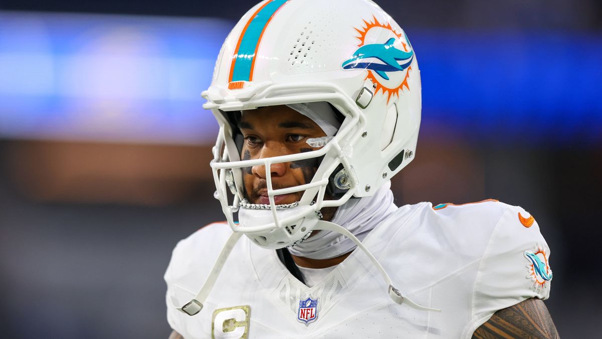 INGLEWOOD, CA - NOVEMBER 11: Miami Dolphins quarterback Tua Tagovailoa (1) warms up before the NFL, American Football Herren, USA game between the Miami Dolphins and the Los Angeles Rams on Novembe...