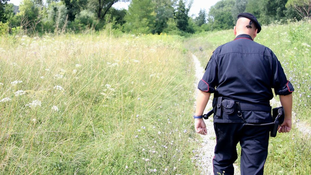 Italienische Ermittler:innen hatten die Leiche einer Deutschen in einem Waldstück gefunden. Die Obduktion enthüllte nun mehr Details zur Todesursache. (Symbolbild)