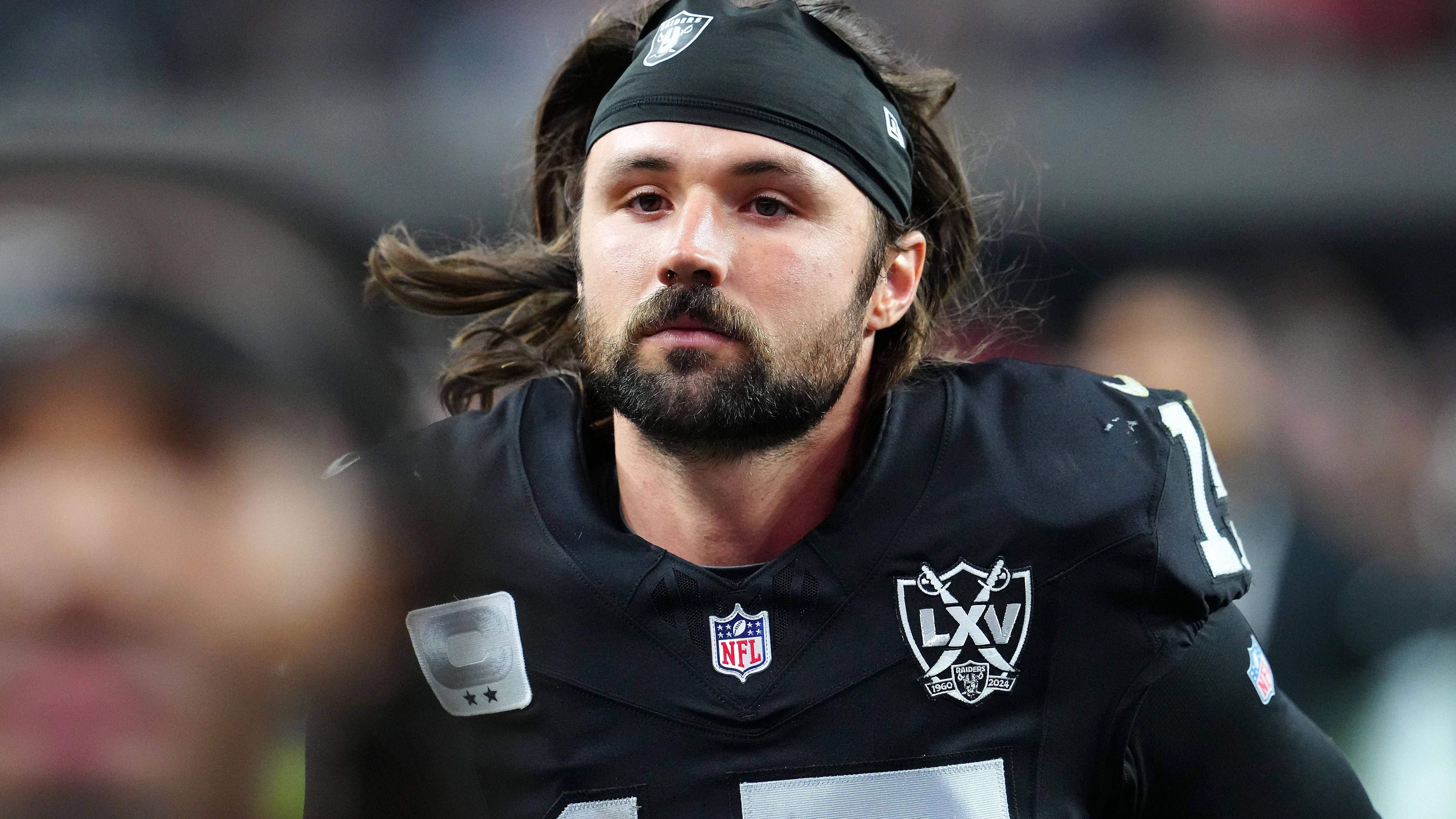 <strong>Kansas City Chiefs<br></strong>Neues Team für einen der Kult-Quarterbacks der Liga. Gardner Minshew unterschreibt bei den Kansas City Chiefs einen Vertrag mit einer Laufzeit von einem Jahr. Es ist sein nunmehr fünftes NFL-Team, nachdem der 28-Jährige zuletzt je ein Jahr bei den Las Vegas Raiders und Indianapolis Colts unter Vertrag stand. Bei den Chiefs wird er die neue Nummer zwei hinter Superstar Patrick Mahomes.<br>• Starter: Patrick Mahomes <br>• Backups: Gardner Minshew (im Bild), Bailey Zappe, Chris Oladokun