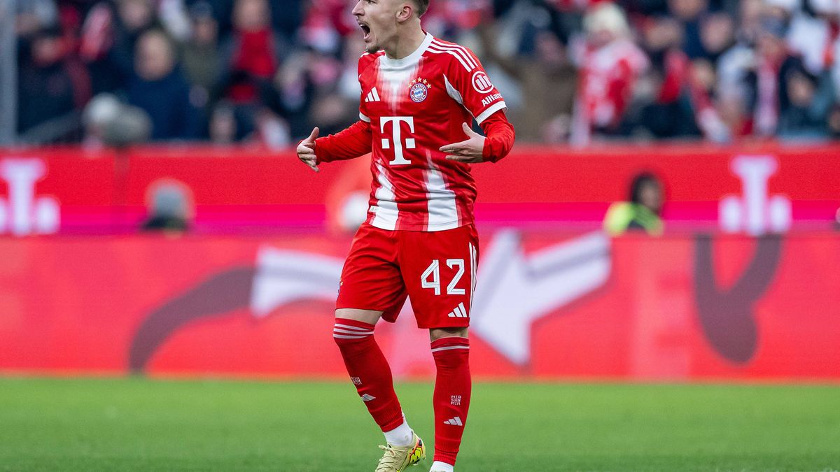 Lennart Karl (FC Bayern Muenchen, 42) bejubelt sein Tor zum 1:2 - Anschluss GER, FC Bayern Muenchen vs. SC Freiburg, Fussball, Bundesliga, 11. Spieltag, Spielzeit 2025 2026, 22.11.2025. (DFL DFB RE...