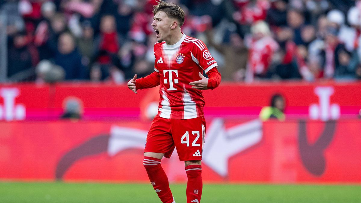 Lennart Karl (FC Bayern Muenchen, 42) bejubelt sein Tor zum 1:2 - Anschluss GER, FC Bayern Muenchen vs. SC Freiburg, Fussball, Bundesliga, 11. Spieltag, Spielzeit 2025 2026, 22.11.2025. (DFL DFB RE...