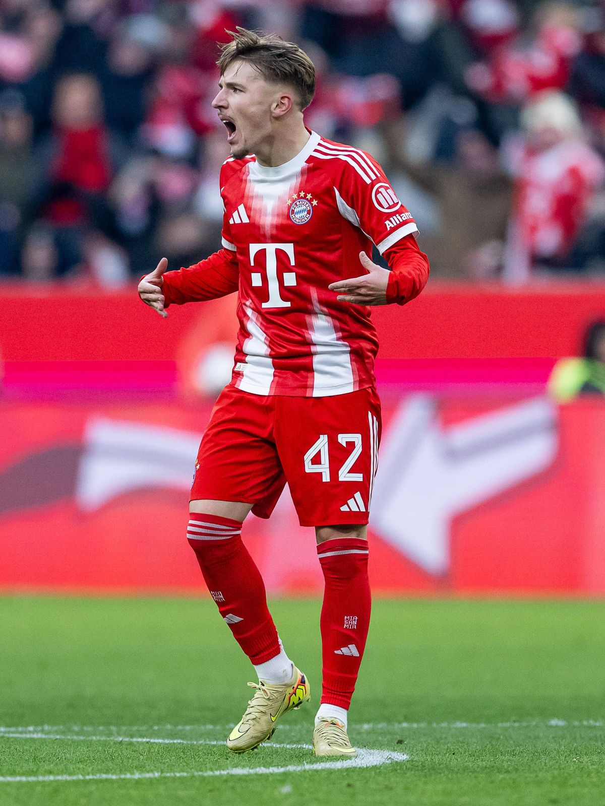Lennart Karl (FC Bayern Muenchen, 42) bejubelt sein Tor zum 1:2 - Anschluss GER, FC Bayern Muenchen vs. SC Freiburg, Fussball, Bundesliga, 11. Spieltag, Spielzeit 2025 2026, 22.11.2025. (DFL DFB RE...
