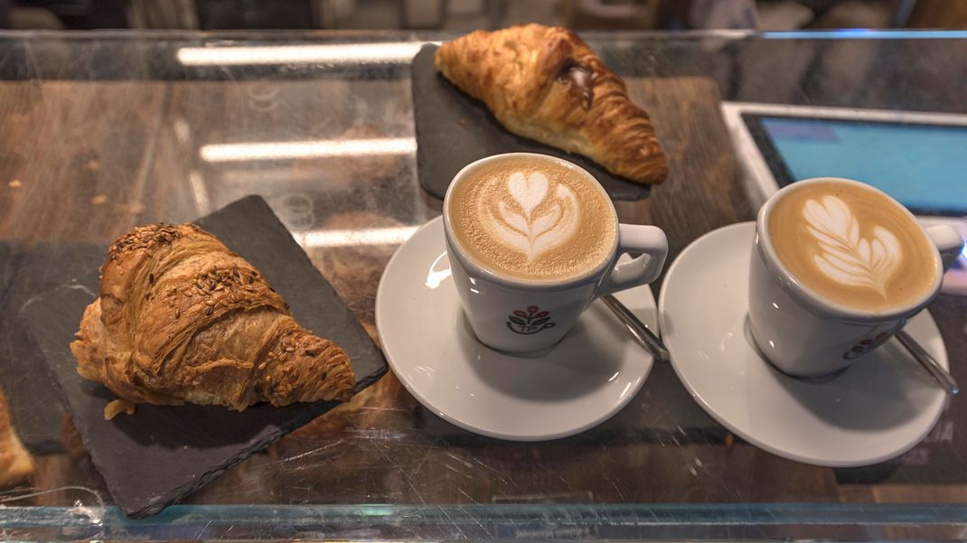 Der Café-Besuch könnte ab nächstem Jahr deutlich teurer werden. Durch eine EU-Verordnung könnte der Preis für Kaffeebohnen deutlich ansteigen.