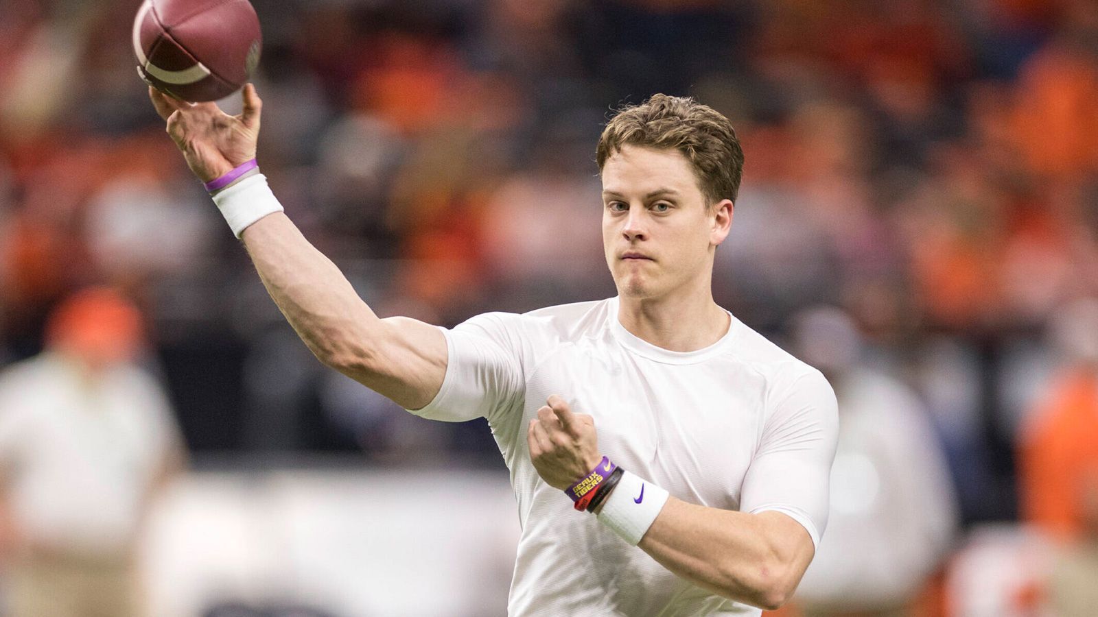 
                <strong>Joe Burrow (Cincinnati Bengals)</strong><br>
                "Ich denke, jeder ist beeindruckt davon, wie er kommuniziert, wie er die Offense versteht", sagte Defensive End Sam Hubbard. "Wenn die erste Offense da draußen ist, ist es eine Herausforderung. Sie laufen auf allen Zylindern. Das ist nichts, was man von einem Rookie-Quarterback erwarten würde." Auch Guard Michael Jordan ist voll des Lobes. "Er ist ein Anführer, die Nummer eins. Er ist sehr lautstark. Er ist überzeugend. Wenn er die Plays ansagt, ist es sehr klar, dass er weiß, was er tut."
              