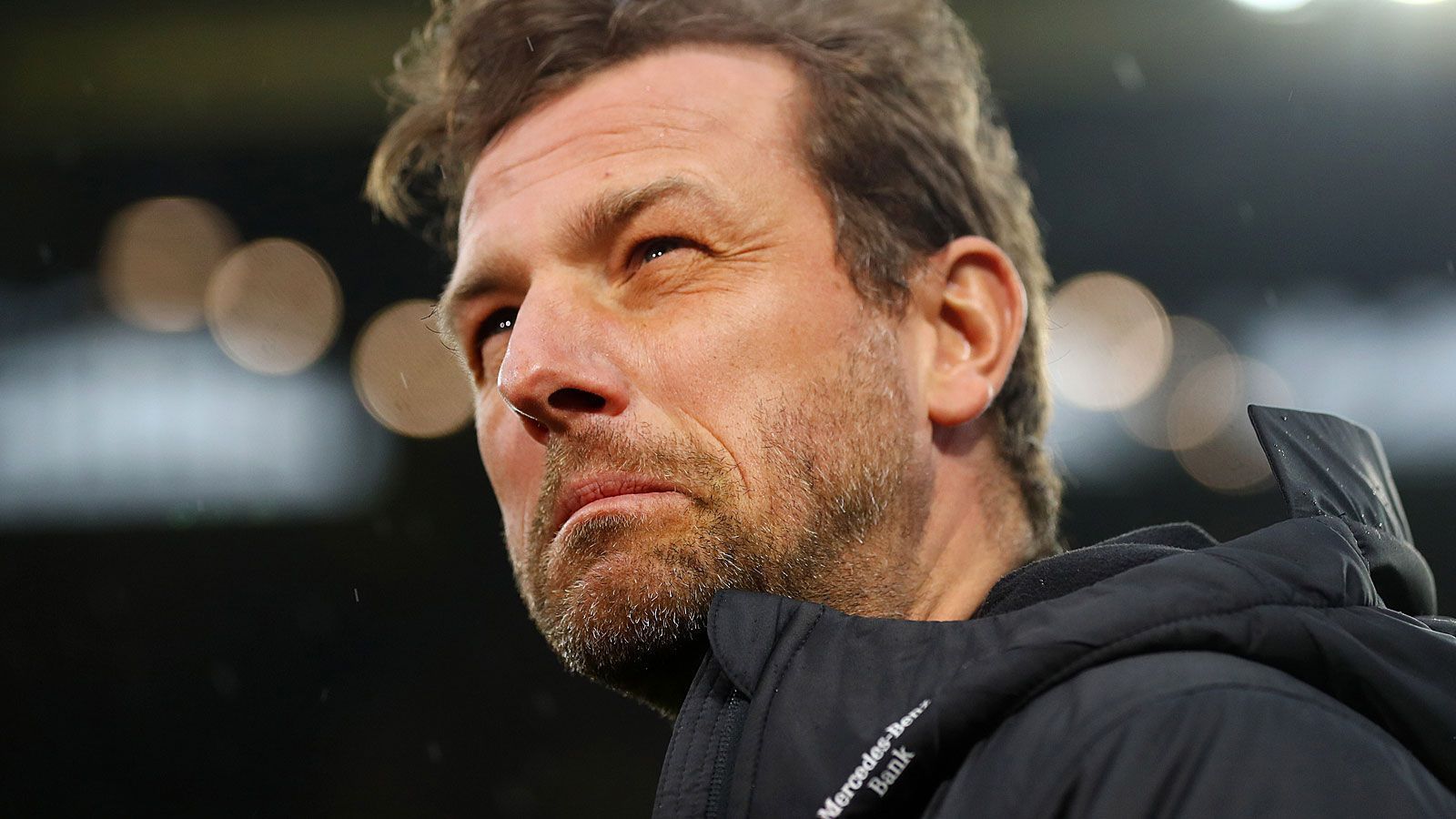 
                <strong>Verlierer: Markus Weinzierl</strong><br>
                Als Tabellenletzten übernahm Markus Weinzierl den VfB Stuttgart im Oktober - eigentlich hatte er nicht viel zu verlieren. Doch der einstige Erfolgstrainer von Jahn Regensburg und vom FC Augsburg überstand nicht einmal die komplette Saison. 16 Punkte aus 24 Ligaspielen waren dann doch deutlich zu wenig für die schwäbischen Ansprüche. Nach einem 0:6 in Augsburg war am 30. Spieltag wieder Schluss. Mit nur drei Punkten Vorsprung auf den ersten Abstiegsplatz hatte Weinzierl den VfB auf den Relegationsrang gesteuert. Erst nach Weinzierls Abschied zog das Team wieder an, holte unter Nachfolger Nico Willig sieben Zähler aus vier Partien. Auch dieser Umstand dürfte Weinzierls Jobsuche nicht einfacher gestalten.
              