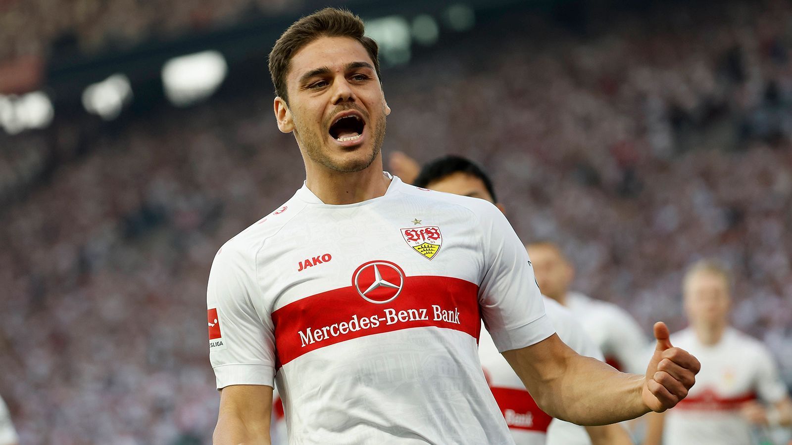 
                <strong>Konstantinos Mavropanos (VfB Stuttgart)</strong><br>
                Trifft nach nicht einmal einer Minute nach Ecke. Defensiv lange unauffällig, dann aber etwas ungeschickt im Strafraum und mit Glück, dass Reis das Angebot nicht annimmt (22.). Köpft kurz vor der Halbzeit knapp am Tor vorbei. Verliert Glatzel bei dessen Chance in der 58. Minute aus den Augen. Räumt ansonsten alles weg. ran-Note: 2
              