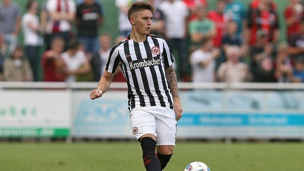 
                <strong>Guillermo Varela</strong><br>
                Guillermo Varela: Der 23-jährige Uruguayer ist ebenfalls erst einmal nur ausgeliehen - von Manchester United. Der rechte Verteidiger kam bei den Red Devils in der Vorsaison unter Louis van Gaal zu vier Einsätzen in der Premier League und vier internationalen Einsätzen in der Champions bzw. Europa League. Den Durchbruch schaffte Varela aber nicht. Doch ganz abschreiben will ihn ManUtd offenbar noch nicht. Denn: Eine Kaufoption konnte die Eintracht nicht erwirken.
              
