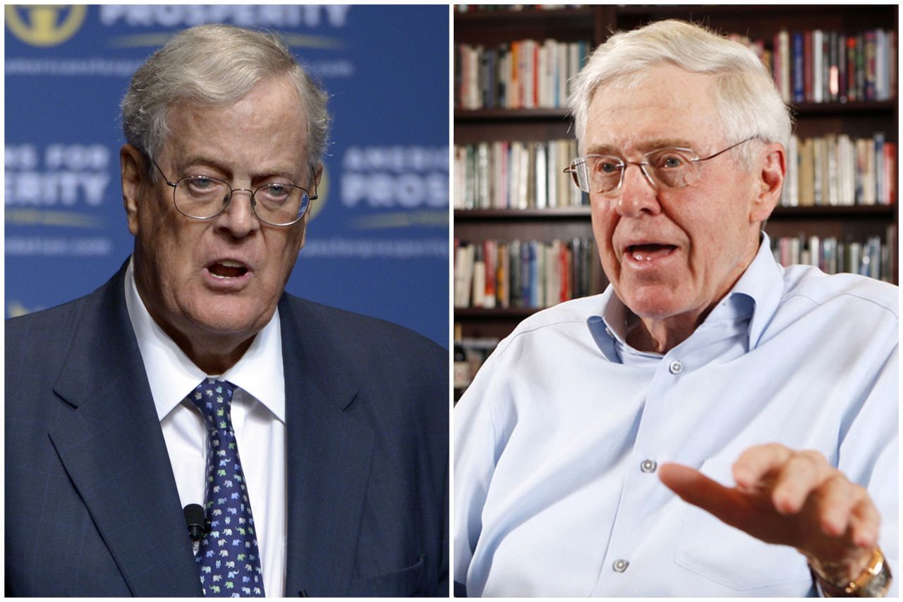 Platz 3 – Koch, Koch Industries (Familienvermögen: 90,4 Milliarden Euro). Einst von ihrem Vater als Ölraffinerie gegründet, reformierten die Brüder Charles (rechts) und David (links; †2019) Koch die US-amerikanische Firma zu Koch Industries. Seitdem ist das Familienunternehmen nicht nur im Erdöl, sondern auch in der Produktion von Kunststoff und etwa Kunstdünger tätig. Über Jahrzehnte galten die Koch-Brüder als große Unterstü