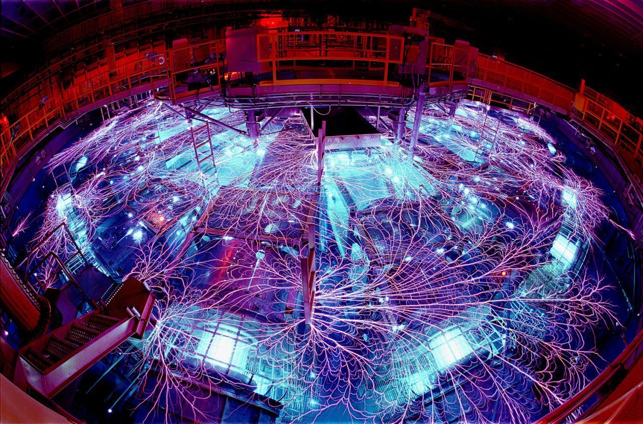Mit der Z-Maschine schießen US-Forscher den größten Röntgenblitz der Erde auf Wasserstoffkügelchen. Der Wasserstoff erreicht dabei eine Temperatur von über 2 Milliarden Grad Celsius. Für eine Milliardstel-Sekunde fließt in der Anlage 80-mal mehr Energie, als auf dem gesamten Planeten verbraucht wird.