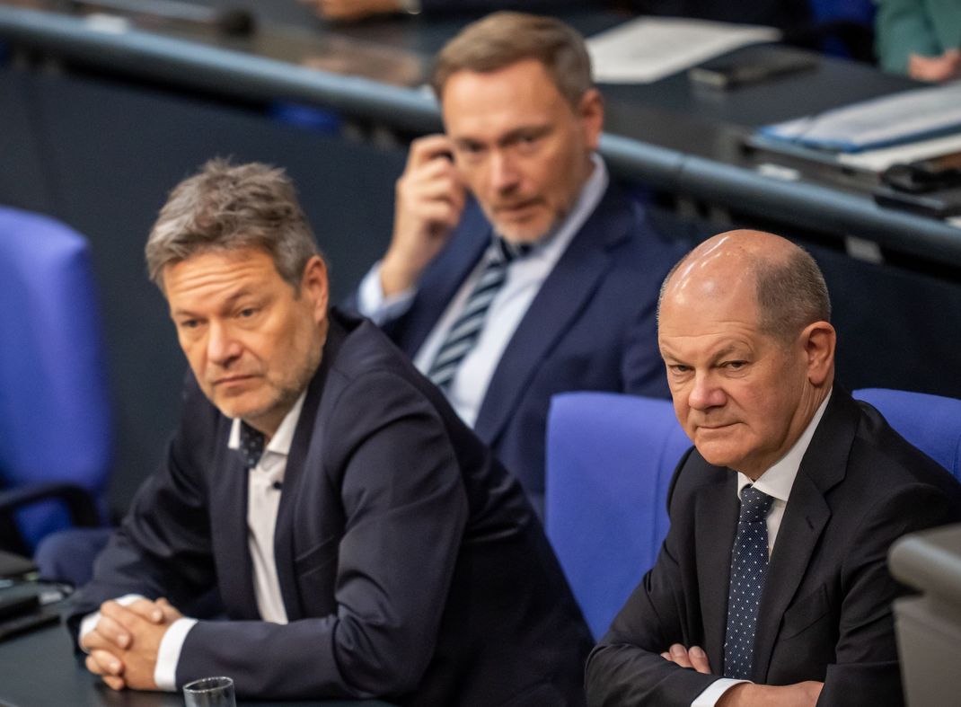 Vizekanzler Robert Habeck (Grüne), Finanzminister Lindner (FDP) und Kanzler Scholz (SPD, v. l.) sind die Gesichter der Ampel. (Archivbild)