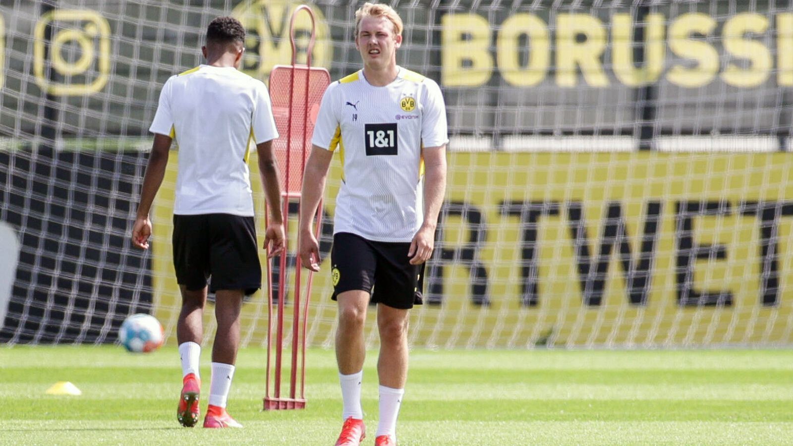 
                <strong>Brandt möglicherweise vor Abgang</strong><br>
                Auch Julian Brandt sah die EM-Endrunde nur vom Fernseher aus und war somit bei Roses Einstand in Dortmund direkt mit auf dem Platz. Wie lange der 24-Jährige noch im BVB-Trikot aufläuft, ist unklar. Er wird mit einem Transfer zu Lazio Rom in Verbindung gebracht. Zum Trainingsauftakt bekannte sich Brandt jedoch zum BVB: "Meine Ziele überschneiden sich mit denen des Vereins. Ich will das vergangene Jahr hinter mir lassen und jetzt wieder viel für mich mitnehmen. Ich will Tore schießen, und natürlich vor allem Spiele gewinnen."
              