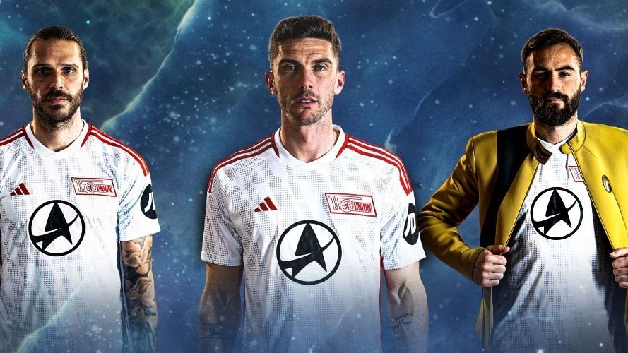 <strong>Sondertrikot Union Berlin</strong><br>"Wenn wir schon gegen Aliens spielen, dann richtig", so kündigte Union Berlin das Star-Trek-Sondertrikot an, das die "Eisernen" gegen&nbsp;Bayer Leverkusen trugen. Dabei handelt es sich um eine exklusive Auflage ihres Hauptsponsors Paramount+, der sein eigenes Logo durch das der Star-Trek-Marke tauscht. Das Logo ziert das Star Trek Sternflotten-Delta aus der Serie Star Trek: DISCOVERY.