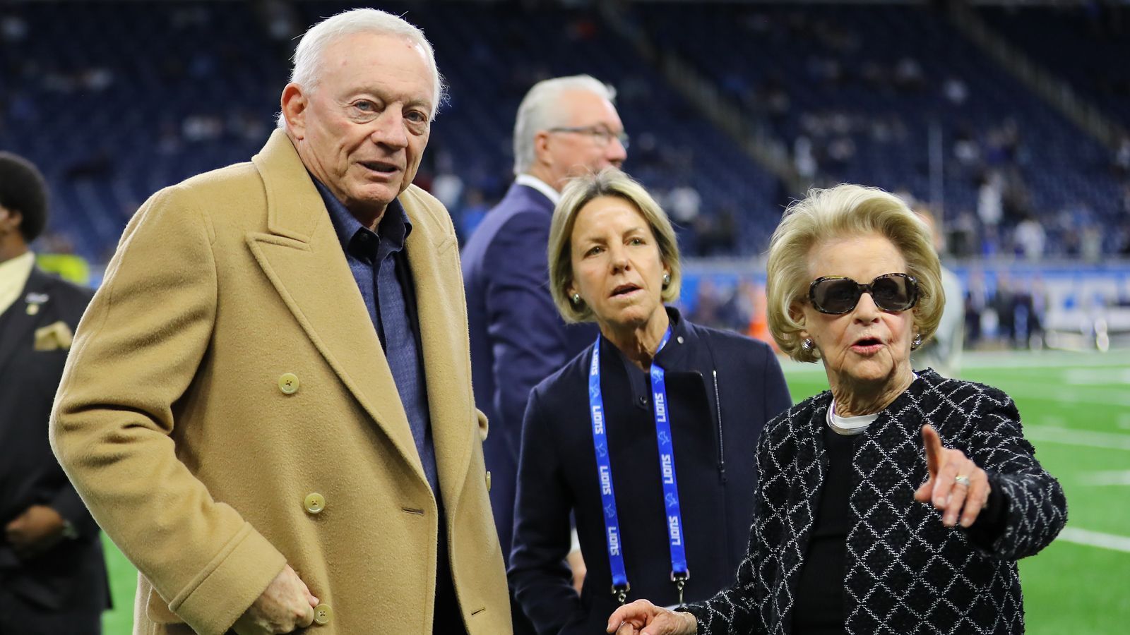 
                <strong>Martha Ford (Besitzerin Detroit Lions)</strong><br>
                Die 95-Jährige übernahm die Detroit Lions im Jahr 2014. Ihr Ehemann, William Ford, besaß die Lions seit 1963 und verstarb 2014. Unter Martha Fords Leitung erreichten die Lions zwei Mal die Playoffs.
              