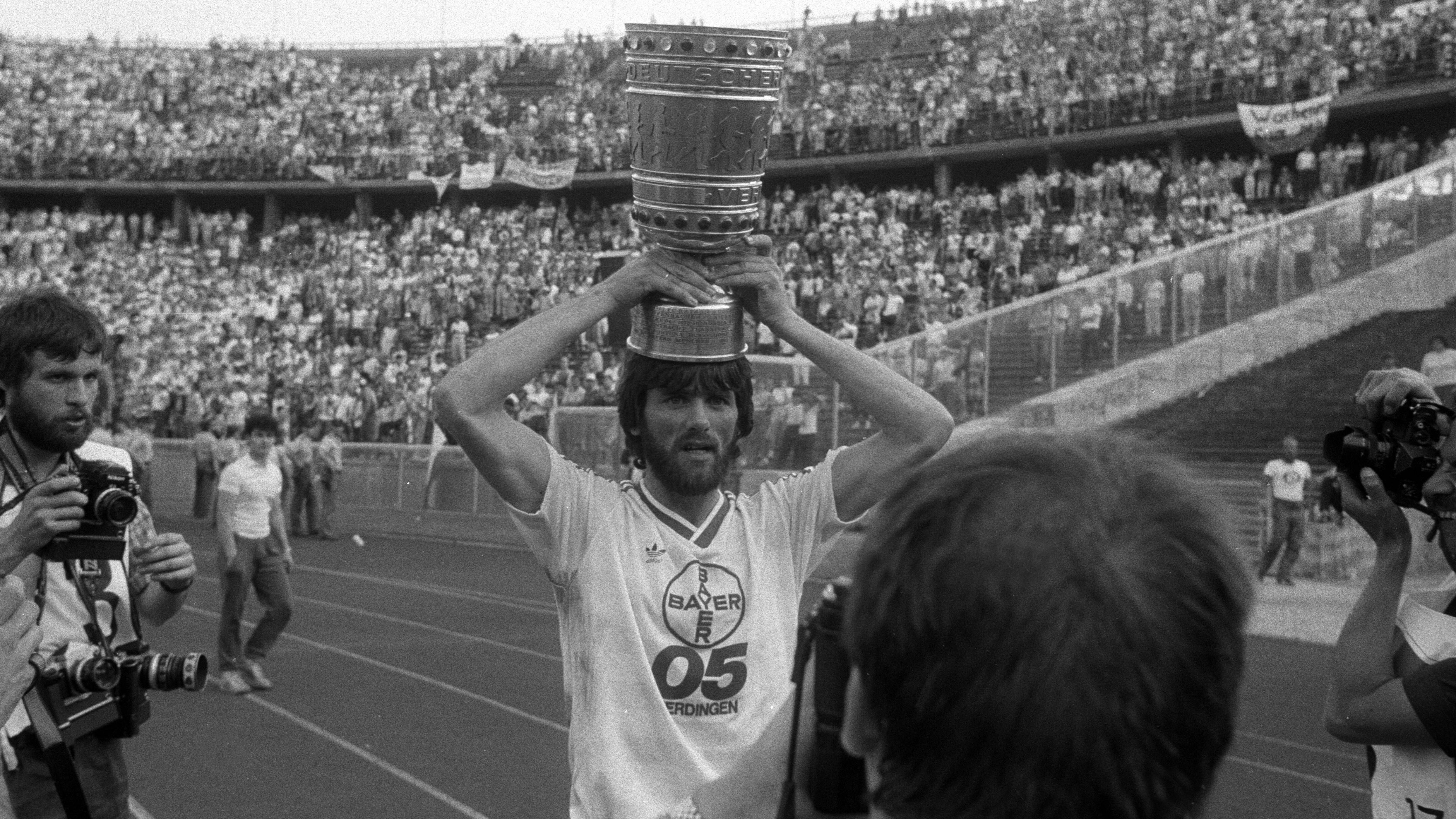 <strong>Funkel im DFB-Pokal</strong><br>Als Spieler gewann Funkel den Pokal in der Saison 84/85 mit einem knappen 2:1-Sieg gegen den FC Bayern München. Es sollte sein einziger Titel als Spieler bleiben.