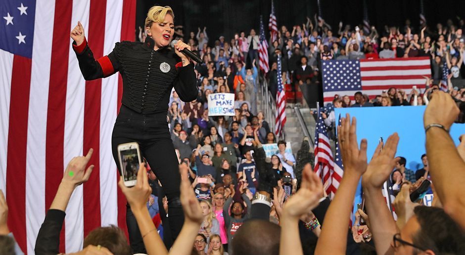 
                <strong>Lady-Gaga-Wette</strong><br>
                Welches Outfit wird Lady Gaga beim Super Bowl tragen:"I voted Hillary"-Shirt: 26,00Absolut Nichts: 101,00 
              